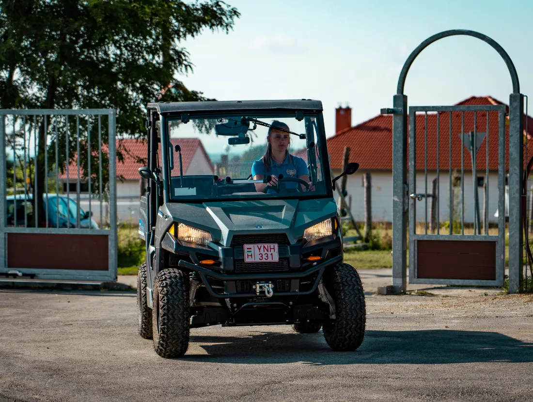 Szajkó Lovarda Golfkocsi