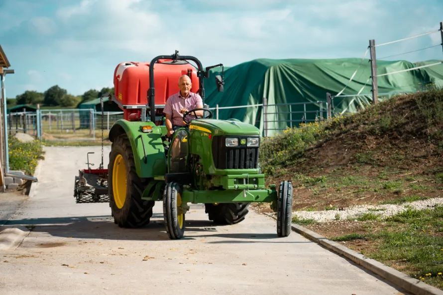 Szajkó Lovarda Traktor